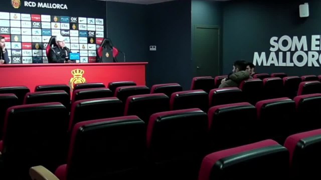 Aguirre y sus bromas en rueda de prensa