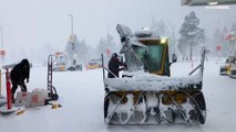 شاهد: عاصفة ثلجية تجتاح سييرا نيفادا الأمريكية تؤدي إلى إغلاق الطرق ومنتجعات التزلج