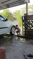 Adek sakhi bantuin ayah cuci mobil dulu...
