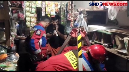 Dramatis! Petugas Damkar Selamatkan Kucing Terjebak di Dalam Sumur Sedalam 5 Meter