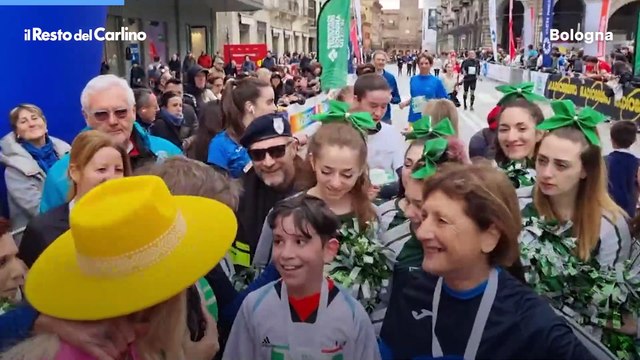 Gianni Morandi alla Bologna Marathon ricorda Lucio Dalla. Il video