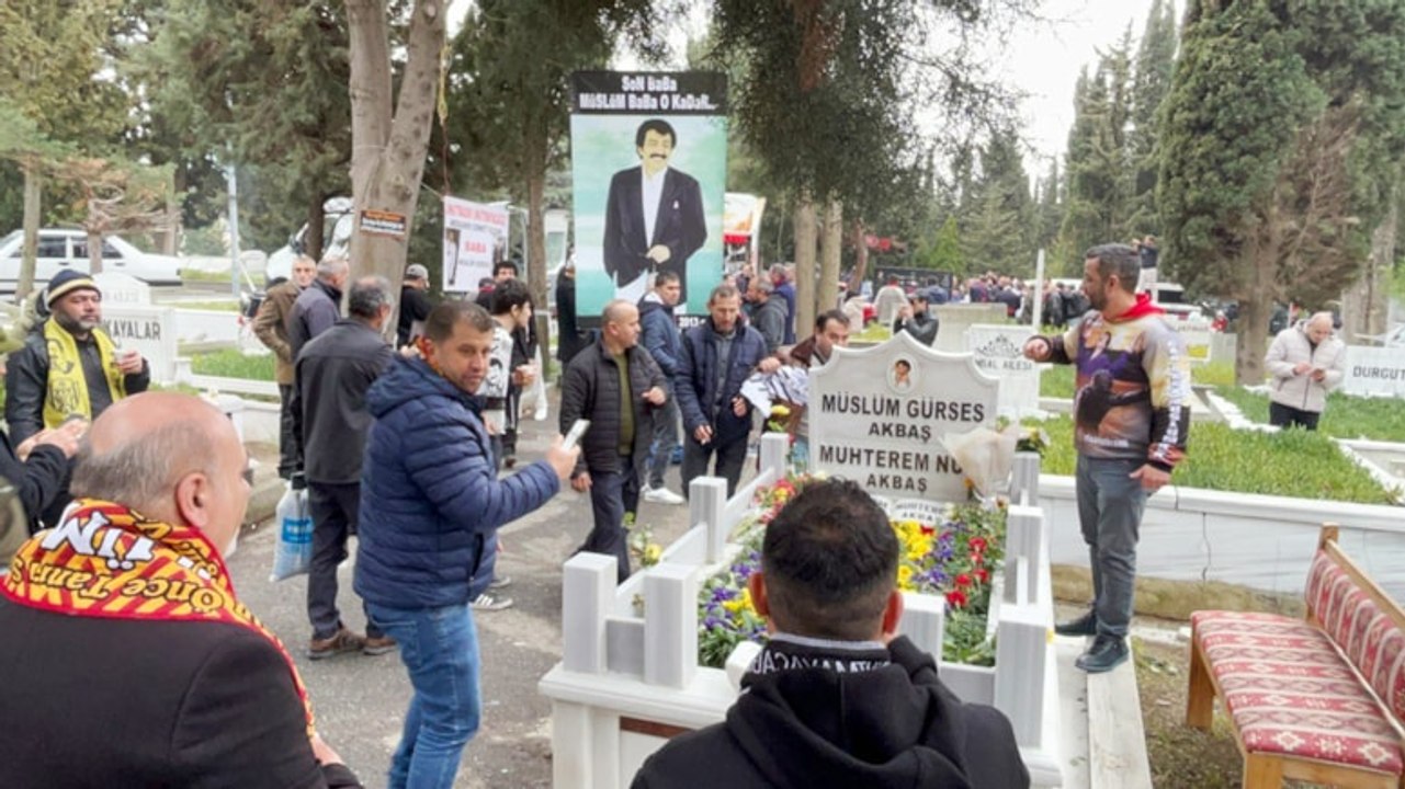 "Arabeskin Babası" Müslüm Gürses, İstanbul'da mezarı başında anıldı