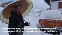Forte nevicata su Gressoney: si spala la neve per liberare le auto