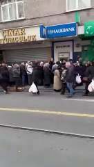 İstanbul'da metrelerce ucuz et kuyruğu