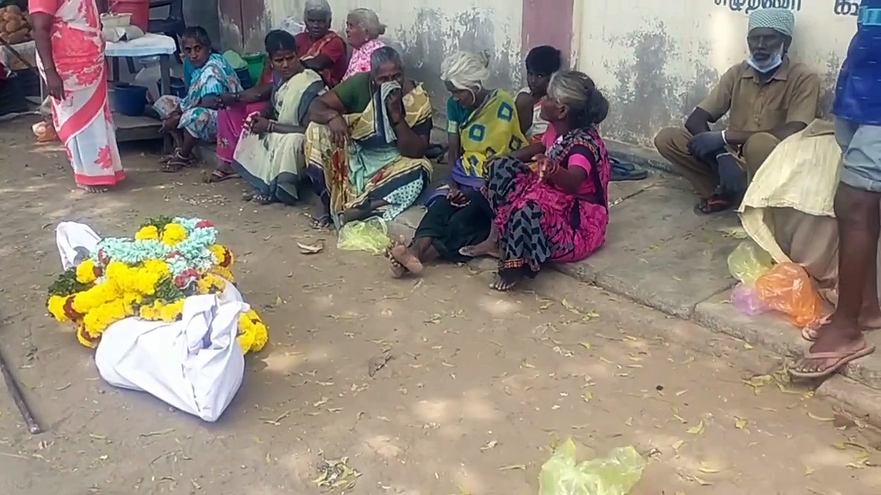 உடலை அடக்கம் செய்ய முடியாமல் தவித்த முதியவர்.. மூதாட்டியை அடக்கம் செய்த பேரூராட்சி நிர்வாகம்: நெகிழ்ச்சி செயல்