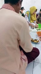 Makan makan bersama keluarga besar