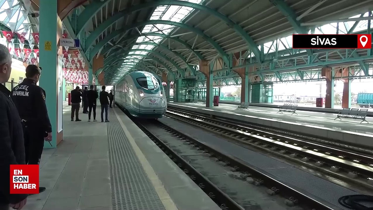 Temel Karamollaoğlu Sivas'a "Bu hizmet değildir" dediği hızlı trenle gitti