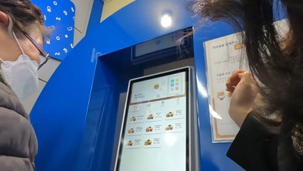 "크게, 쉽게, 가까이"...백세시대 맞춤 금융 / YTN