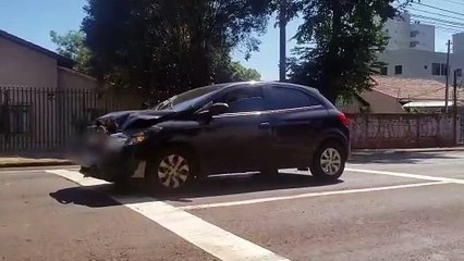 Onix fica com a frente destruída ao bater em Jeep no Centro