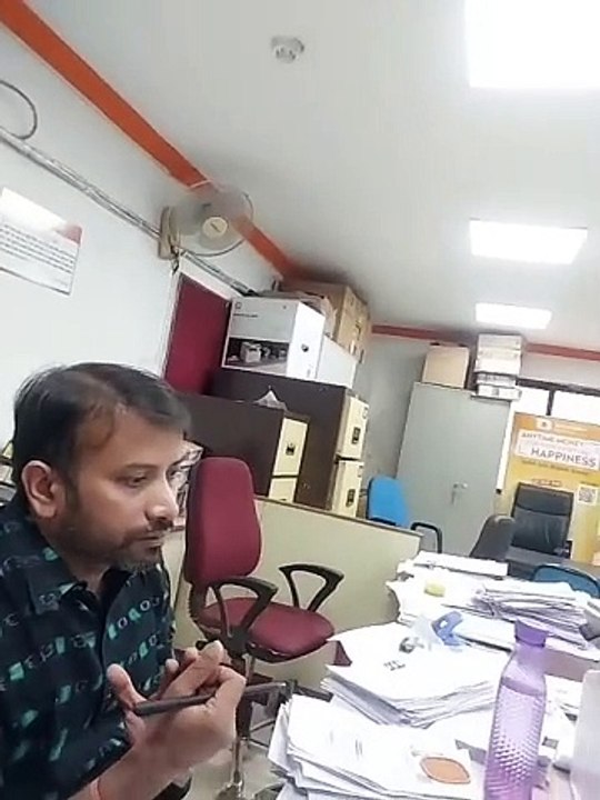 Watch the video.. अपदा में अवसर, महतारी वंदन योजना, बैंक परिसर में बैठने मिली इजाजत, एक प्रिंट का वसूलने लगे 50-50 रुपए