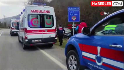 Descargar video: Hız yapan otomobil, hız uyarı tabelasına çarparak durabildi: 4 yaralı