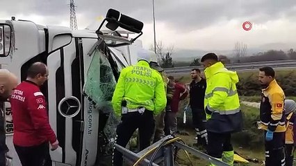 Bursa’da devrilen tırın sürücüsü yaralandı