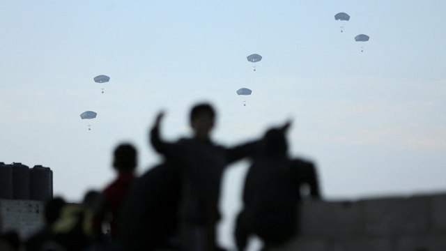 Les États-Unis larguent pour la première fois 38 000 repas dans le ciel de Gaza