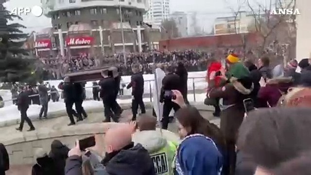 Navalny, il feretro viene portato verso il cimitero