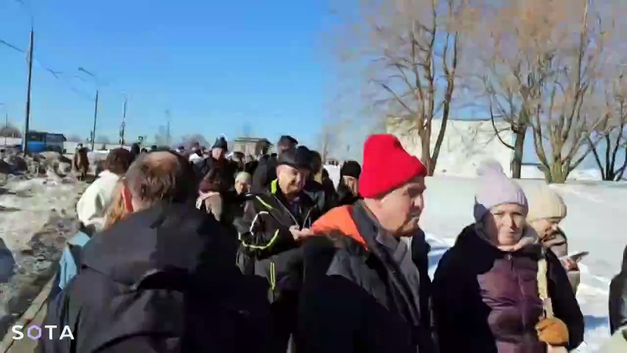 Hunderte Trauernde besuchen Nawalnys Grab