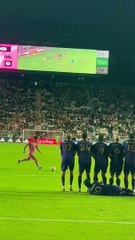 La reacción de un padre tras impactarle el balón a su niña en un tiro libre de Messi.