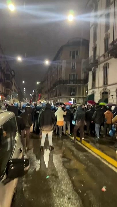 Presentazione del libro di un esponente leghista: tensione fra antagonisti e polizia