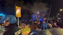 Derby Cosenza-Catanzaro, scontri tra tifosi giallorossi e forze dell'ordine. Mc Donald's preso d'assalto