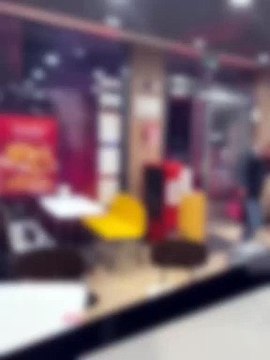 Derby Cosenza-Catanzaro, scontri tra tifosi giallorossi e forze dell’ordine. Mc Donald’s preso d’assalto, un ferito