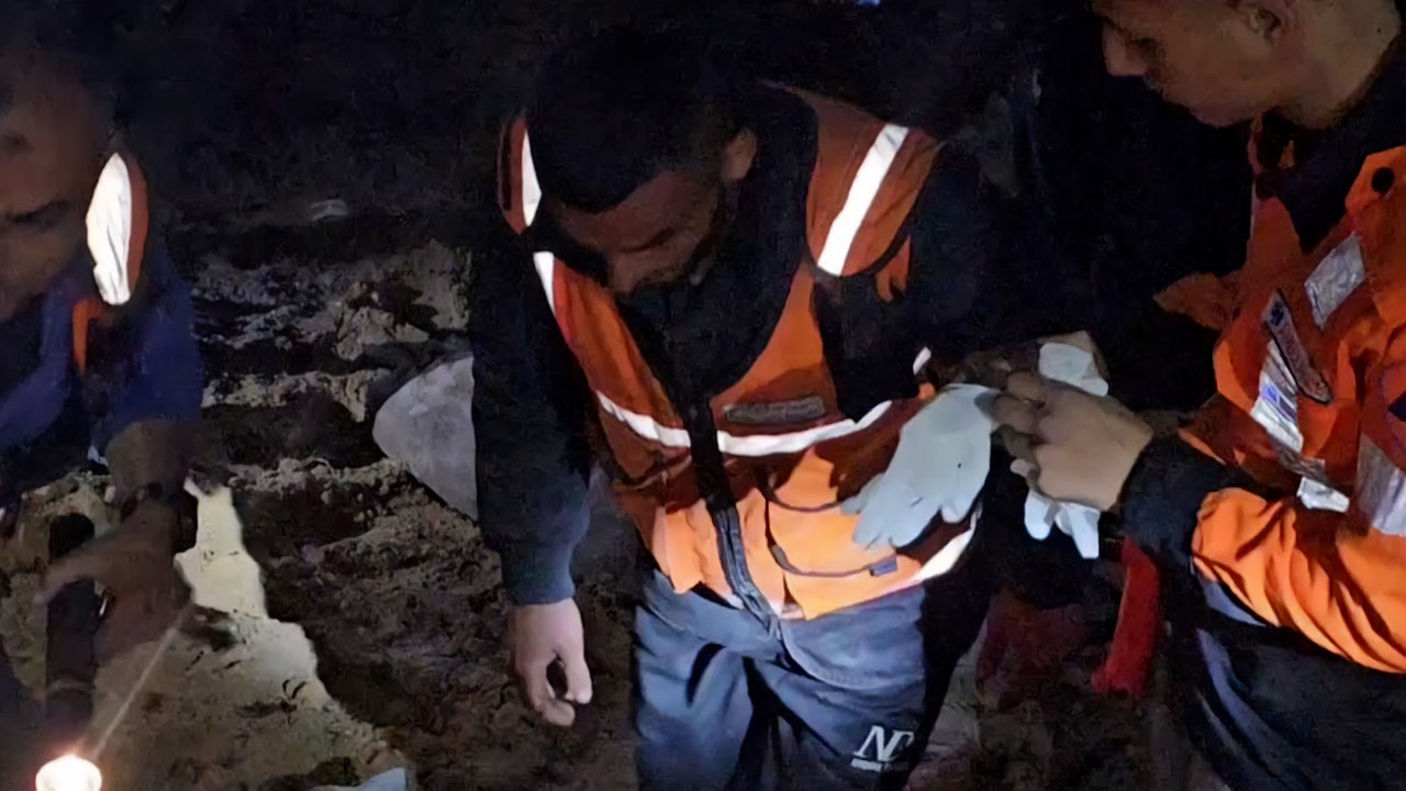 كاميرا الجزيرة ترصد آثار القصف الإسرائيلي لمقبرة في مخيم جباليا