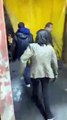 Una mujer saca a cinturonazos a su hijo de una cantina; el video se vuelve viral