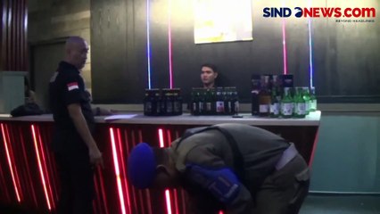 Video herunterladen: Razia Tempat Hiburan Malam, Ratusan Botol Miras Diamankan Petugas Satpol PP Tangsel