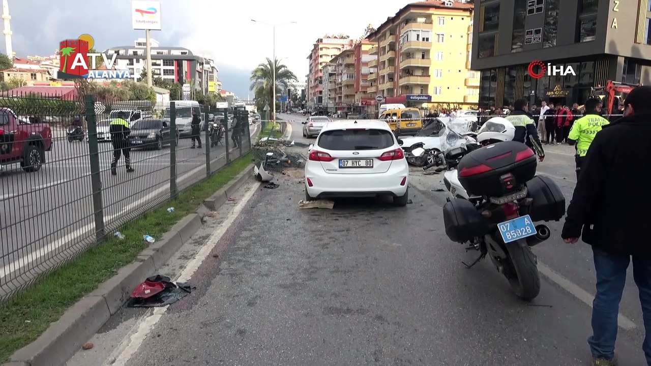 Alanya'da bariyerleri kıran otomobil iki araca çarptı: 2 ölü, 4 yaralı