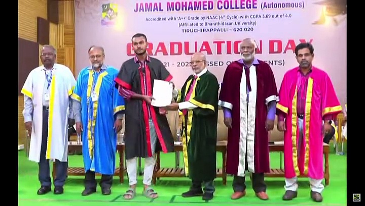 ஆத்தா நான் பாஸ் ஆயிட்டேன்; பட்டம் பெற்ற மகிழ்ச்சியில் மேடையிலேயே வைப் செய்த மாணவர்