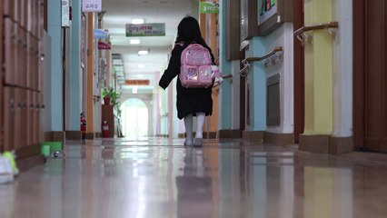 곳곳에서 '나 홀로 입학식'...전교생 함께한 입학식 / YTN