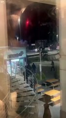 Derby Cosenza-Catanzaro, gli ultras rossoblu lanciano torce e pietre contro il pullman dei tifosi ospiti