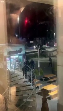 Derby Cosenza-Catanzaro, gli ultras rossoblu lanciano torce e pietre contro il pullman dei tifosi ospiti