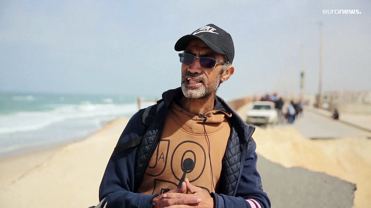 شاهد: "طعامنا أصبح مغمّساً بالدم".. فلسطينيون في طريق النزوح نحو شمال غزة بحثاً عن لقمة تسد الرمق