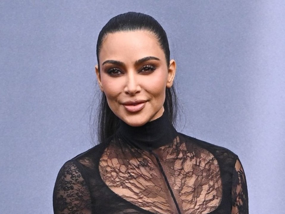 Aufsehen bei Pariser Fashion Week: Kim Kardashian im Spitzenkleid