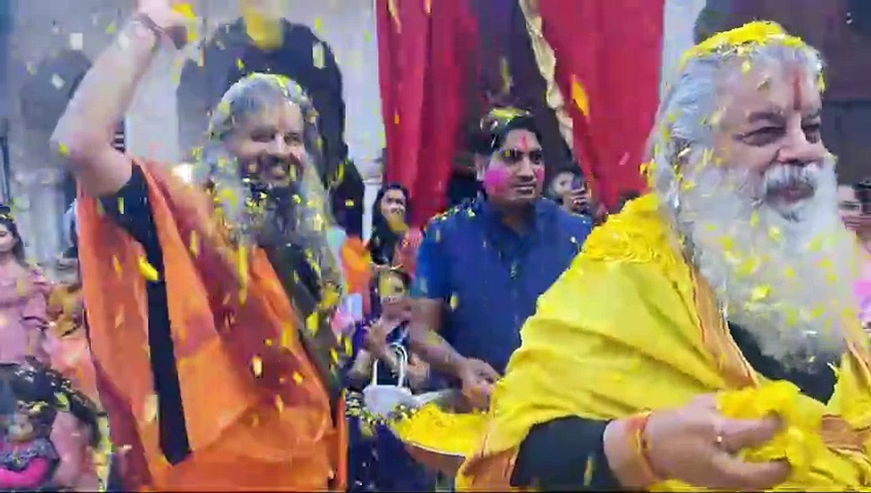 फूलों से खेली होली, भजनों पर थिरके भक्त