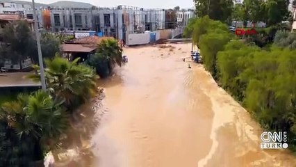 Bodrum'da ana isale hattı patladı; cadde ve sokaklar göle döndü!