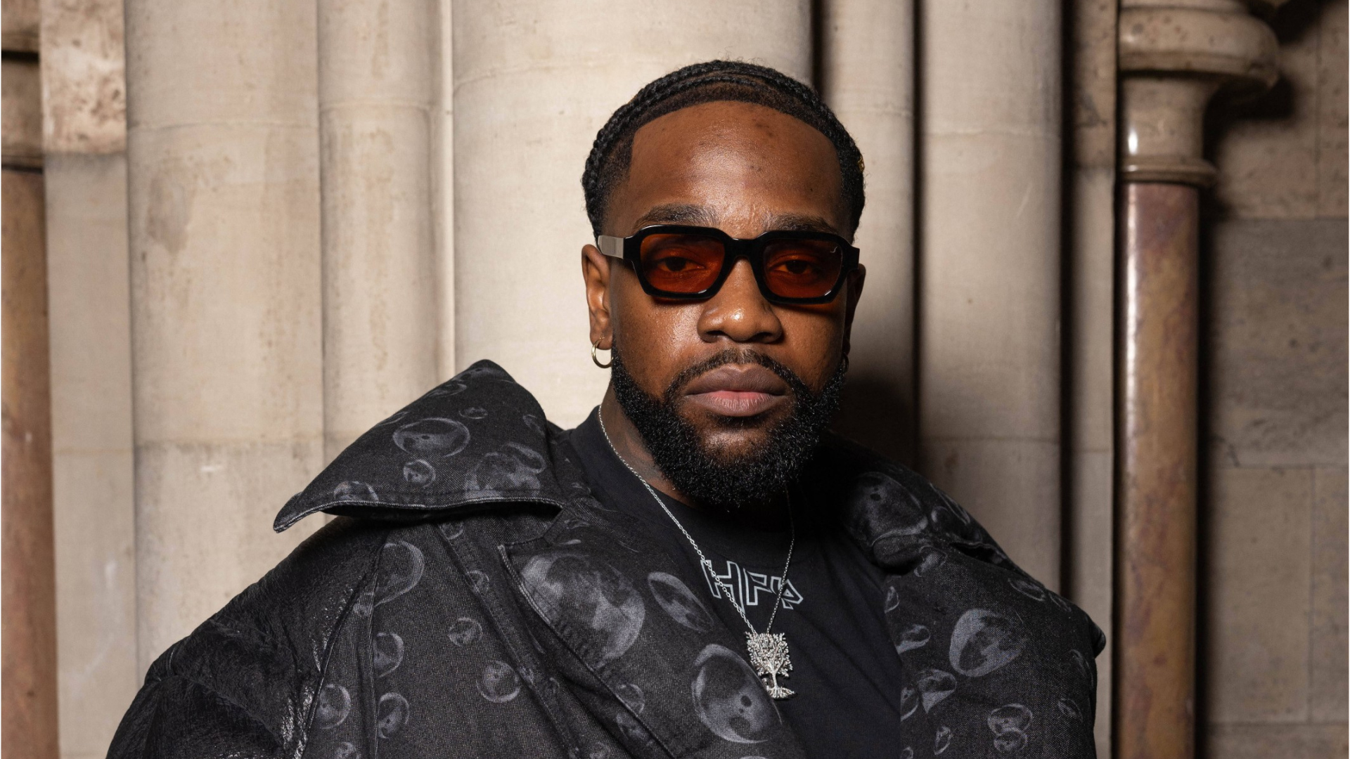 VOICI : Tayc embarrassé : le chanteur contraint d'annoncer sa paternité  après une grosse bourde de Dadju