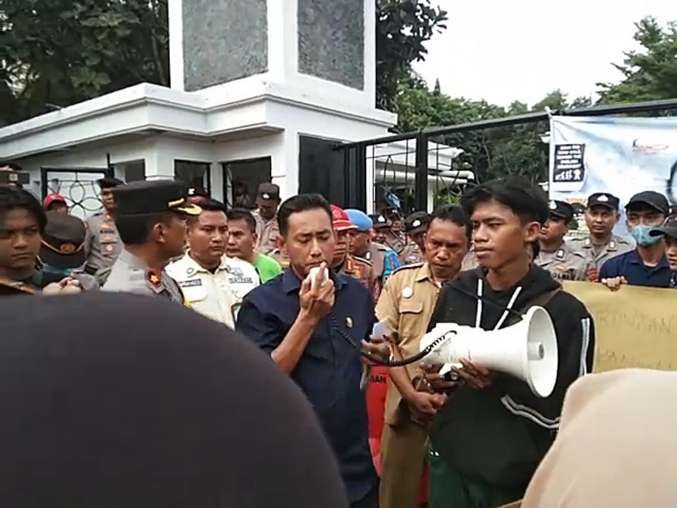 Komisi 2 DPRD Indramayu Temui Pengunjuk Rasa