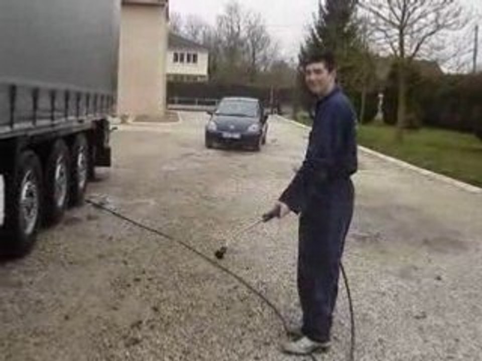 moi entrain de laver le camion de mon oncle