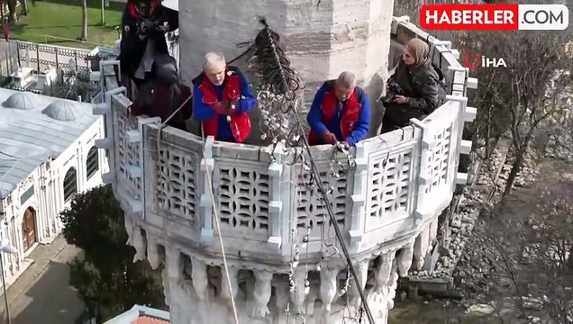 Ramazan ayının simgesi mahyaların ilki Eyüpsultan Camii'ne asıldı