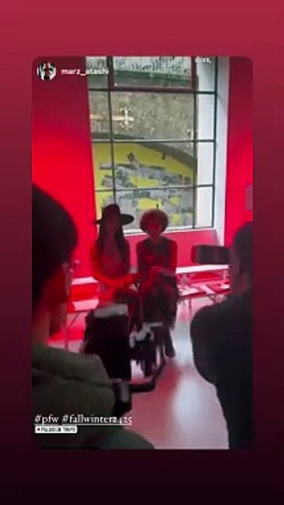 Elles ont eu l'occasion de rencontrer  Viviene Tam herself, mais aussi le mannequin canadien Coco Rocha. Juliette Binoche était également présente au Palais de Tokyo.Sonia Rolland et sa fille Tess assistent au défilé Vivienne Tam. Le 2 mars 2024.