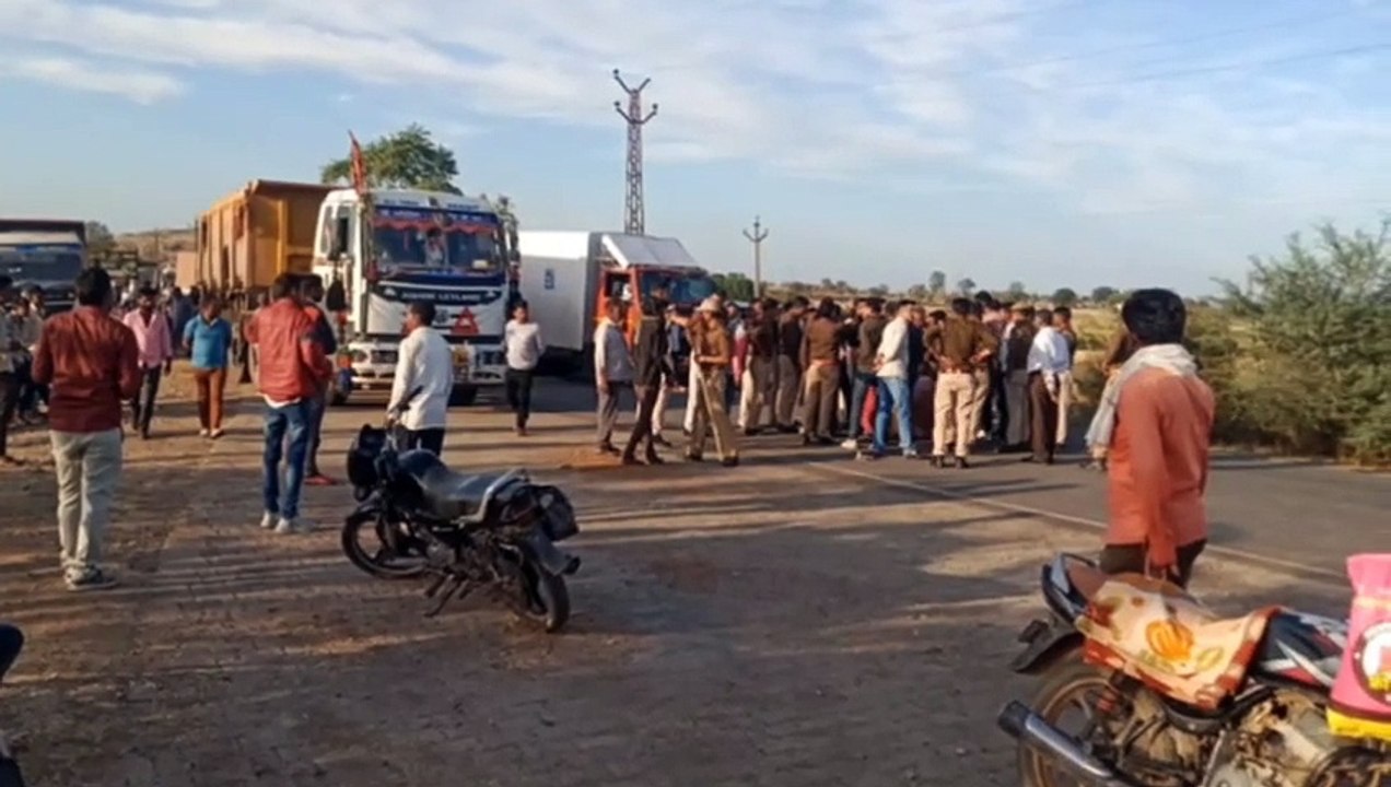 ट्रेलर ने बाइक चालक को लिया चपेट, मुआवजे की मांग को लेकर दो घंटे तक रहा हाईवे जाम