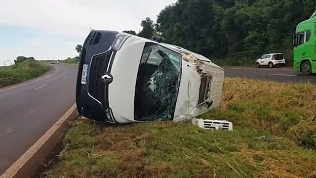 Pneu estoura e Van carregada com alimentos capota na rodovia BR-163