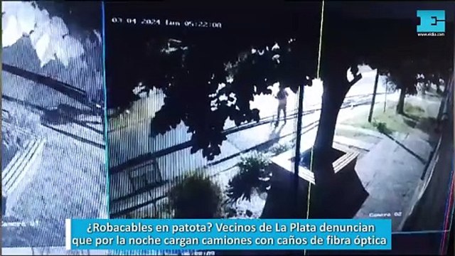 ¿Robacables en patota? Vecinos de La Plata denuncian que por la noche cargan camiones con caños de fibra óptica