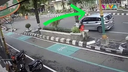 VIDEO Kecelakaan Mobil Terbalik Berisi Rombongan Mahasiswa