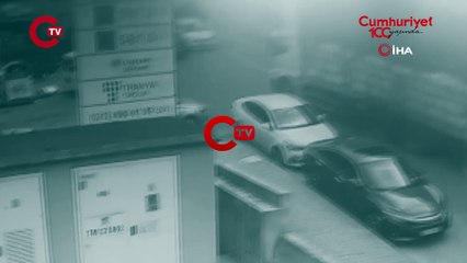 Esenyurt'ta iplik yüklü kamyon, park halindeki araçların üzerine devrildi