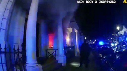 Polícia arromba porta para salvar moradores de prédio em chamas