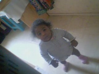 éricia qui marche pour ses un ans