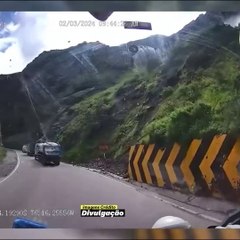 Rocha gigante se desprende e esmaga caminhões em rodovia no Perú