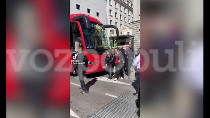 La reacción de Misa (portera de la selección de fútbol) al grito de "un piquito" de unos jóvenes