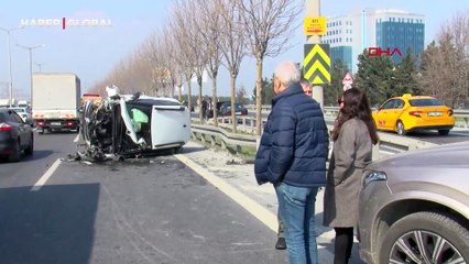 Telefonuna gelen mesaja bakan sürücü otomobiliyle takla attı